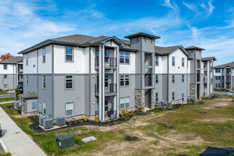 The Retreat at Scioto Creek in Columbus, OH - Building Photo - Building Photo