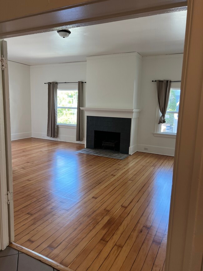 2708 Channing Way, Unit single rooms in Berkeley, CA - Building Photo - Building Photo