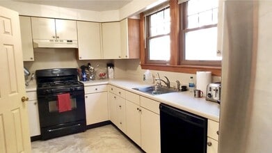 8 Dunedin Rd in Wellesley, MA - Building Photo - Building Photo