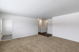 Crestwood Lake Apartments in Yonkers, NY - Building Photo - Interior Photo