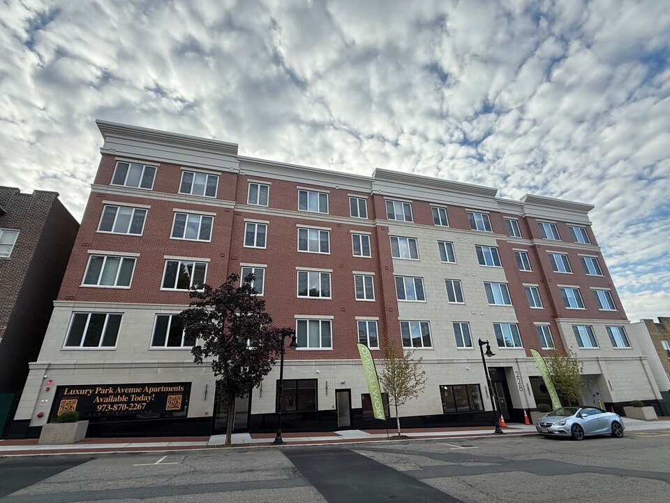 228 Park Ave in East Rutherford, NJ - Foto de edificio