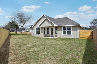 116 Callie St in Smithville, TX - Building Photo - Building Photo