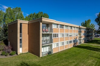 Wyldewood Estates in Calgary, AB - Building Photo - Building Photo