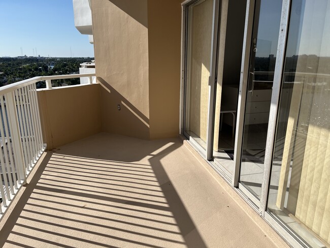 1965 S Ocean Dr, Unit 9k in Hallandale Beach, FL - Building Photo - Building Photo