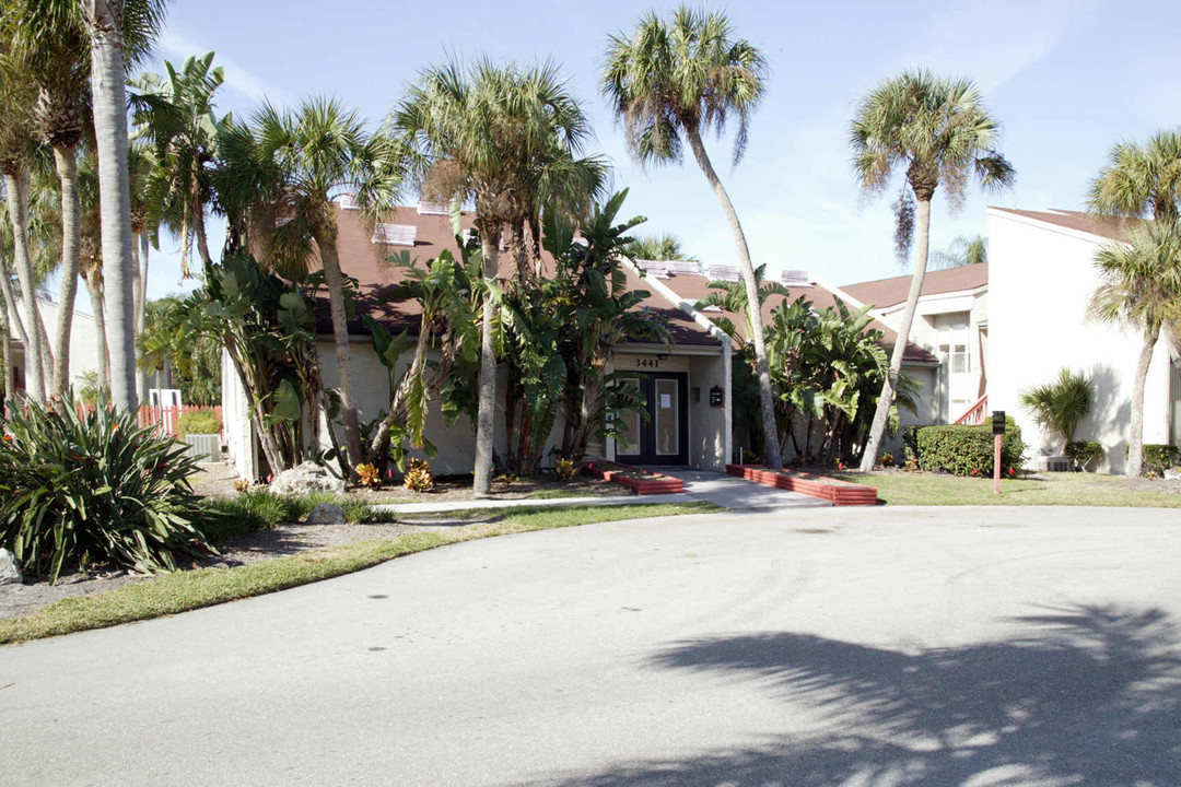 Sierra Park in Sarasota, FL - Foto de edificio