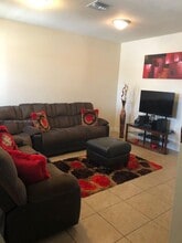 548 SE 32nd Ave in Homestead, FL - Building Photo - Building Photo