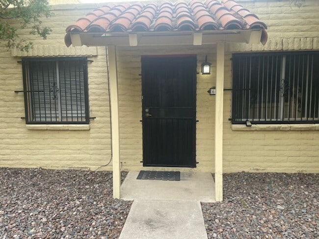 property at 810 S Kolb Rd