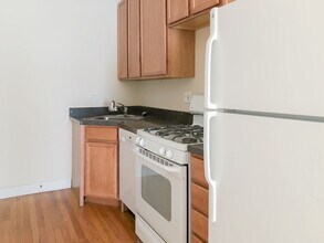 3921 N Pine Grove Ave, Unit 2W in Chicago, IL - Building Photo - Building Photo