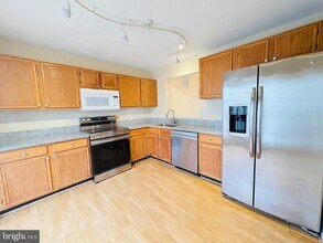 13918 Big Yankee Ln in Centreville, VA - Foto de edificio - Building Photo