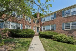 24 Hutton Ave in West Orange, NJ - Building Photo