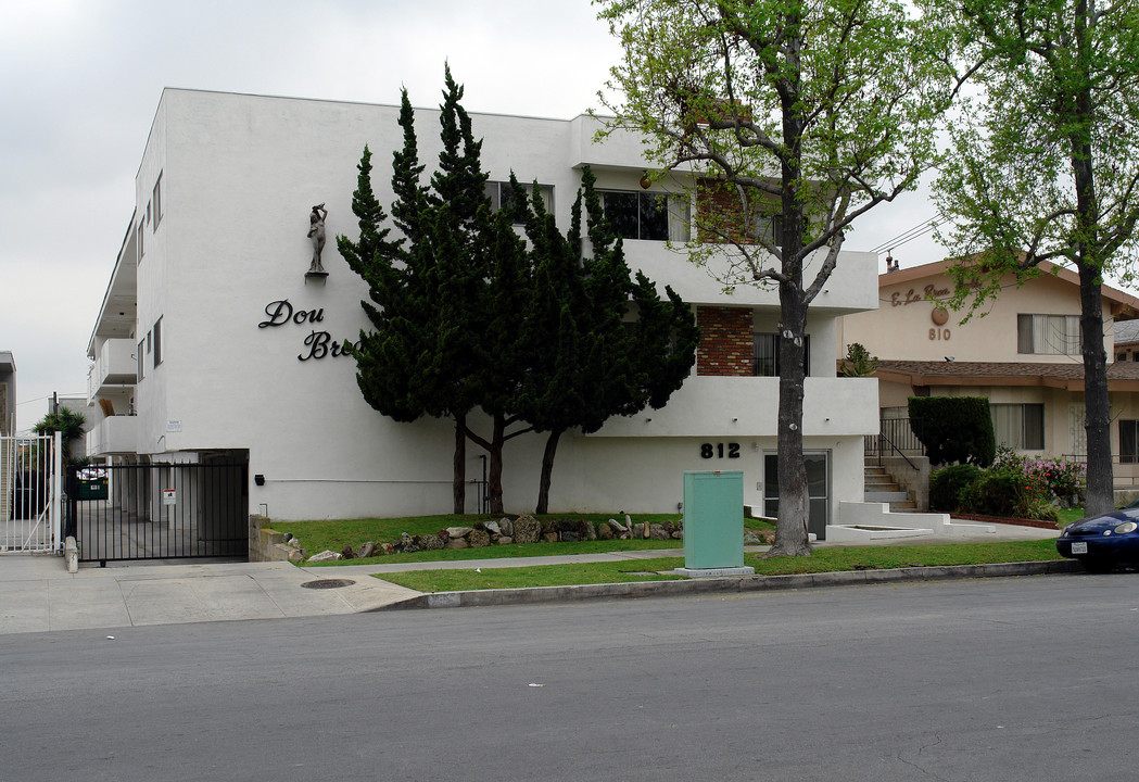 Dou Brea in Inglewood, CA - Building Photo