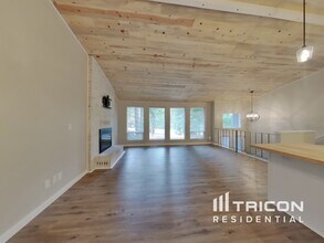 7540 Grahns Ln NE in Bremerton, WA - Building Photo - Building Photo