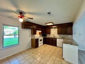 918 Rolling Hills Dr in Hewitt, TX - Building Photo - Building Photo