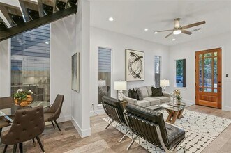 933 W Eighth St in Dallas, TX - Building Photo - Building Photo