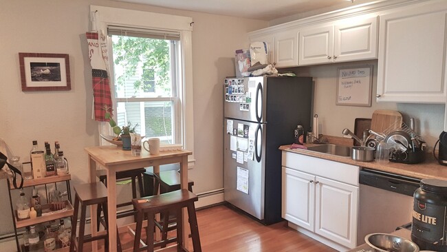 45 Vernon St, Unit 2 in Waltham, MA - Building Photo - Building Photo