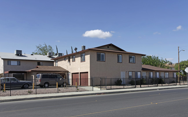 448 E Avenue Q in Palmdale, CA - Foto de edificio - Building Photo