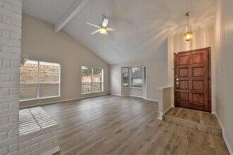 2011 Creek Valley Ln in Sugar Land, TX - Building Photo - Building Photo