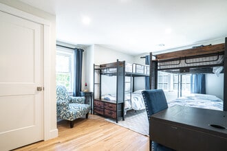 176 Palmer Ave, Unit 4 in Falmouth, MA - Building Photo - Building Photo