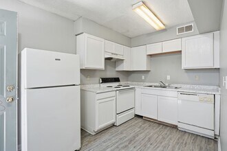 Creekside Meadows in Memphis, TN - Foto de edificio - Building Photo