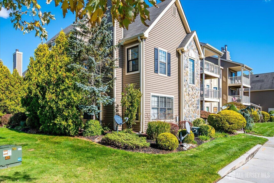 23 Lear Ct in East Brunswick, NJ - Building Photo