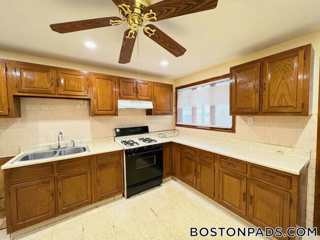 227 Holland St in Somerville, MA - Building Photo - Building Photo