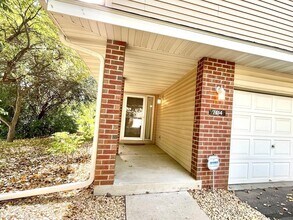 7414 Bolton Way in Inver Grove Heights, MN - Foto de edificio - Building Photo
