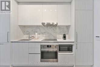 225 Commerce St in Vaughan, ON - Building Photo - Building Photo