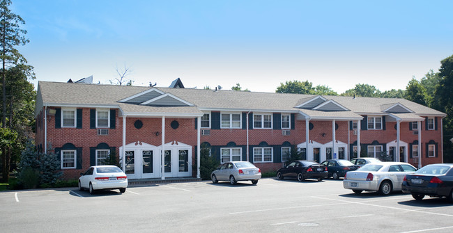 Fairfield Gardens At Bay Shore in Bay Shore, NY - Building Photo - Building Photo