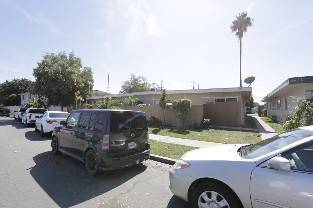 8432 Tamaru Dr in Huntington Beach, CA - Foto de edificio