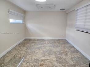 11130 N Lakeview Dr in Pembroke Pines, FL - Building Photo - Building Photo