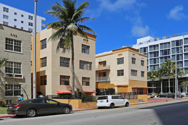 2814 Collins Ave in Miami Beach, FL - Building Photo - Building Photo