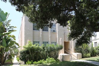 163 N Clark Dr in Beverly Hills, CA - Foto de edificio - Building Photo