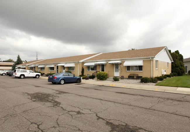 Helfer Leisure Co-Op Apts/Condos in Wixom, MI - Foto de edificio - Building Photo