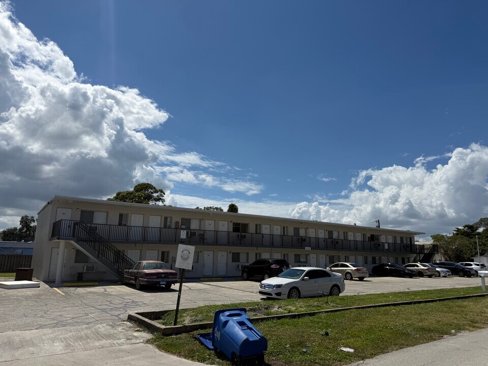 2452 Stella Street in Ft. Myers, FL - Foto de edificio