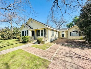 1005 N Avenue C in Elgin, TX - Foto de edificio - Building Photo