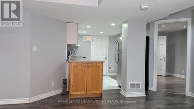 259 Queen Mary Dr in Brampton, ON - Building Photo - Building Photo