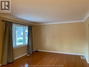 3132 Dominion Blvd in Windsor, ON - Building Photo - Building Photo