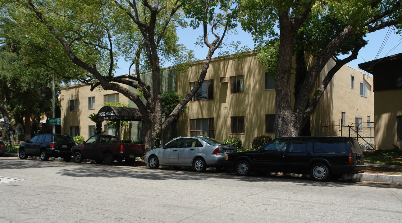 York House Apartments in Pasadena, CA - Building Photo