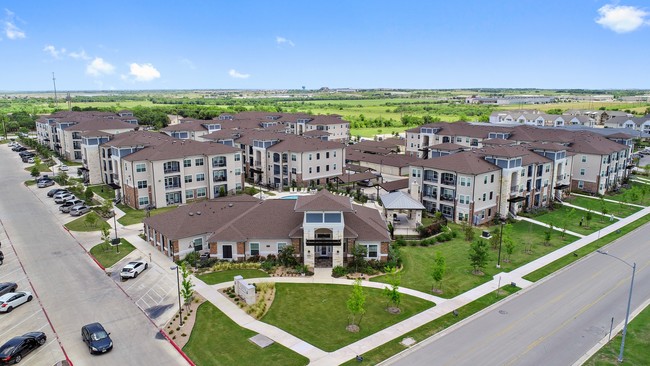 Sadler House in San Marcos, TX - Foto de edificio - Building Photo