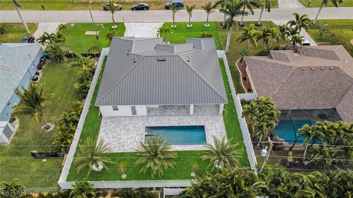 1927 SW 37th Terrace in Cape Coral, FL - Foto de edificio