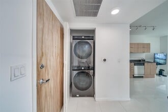 350 S Miami Ave, Unit 3408 in Miami, FL - Building Photo - Building Photo