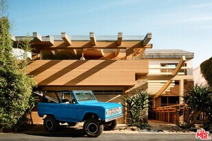 26820 Malibu Cove Colony Dr in Malibu, CA - Building Photo