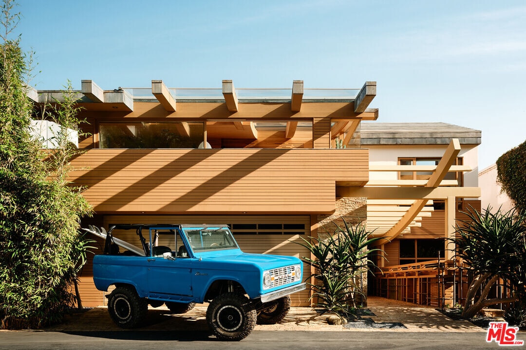 26820 Malibu Cove Colony Dr in Malibu, CA - Building Photo