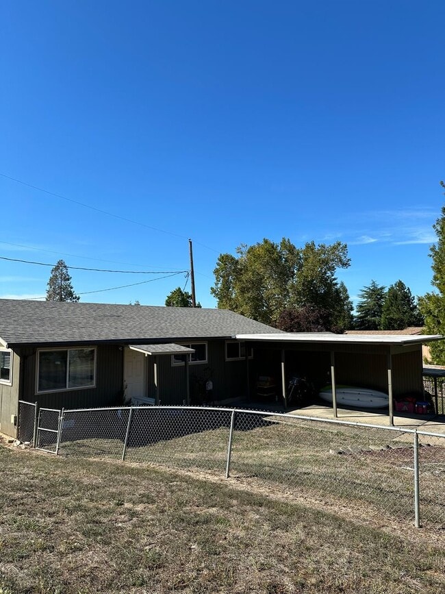 property at 1068 W Pilger St