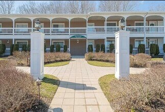62 Canoe Place Rd, Unit 625 in Hampton Bays, NY - Foto de edificio - Building Photo
