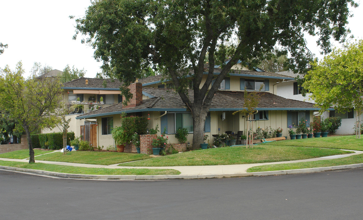 877 Castlewood Dr in Los Gatos, CA - Building Photo