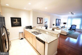 1115 Cameron St, Unit 211 in Alexandria, VA - Foto de edificio - Building Photo