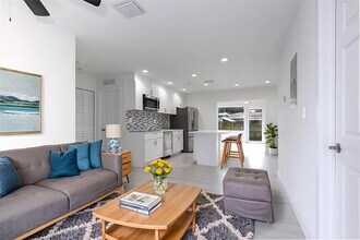 713 SW 4th Ct in Hallandale Beach, FL - Foto de edificio - Building Photo