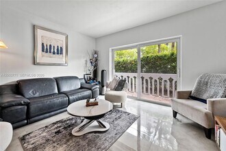 100 Edgewater Dr, Unit 129 in Coral Gables, FL - Foto de edificio - Building Photo