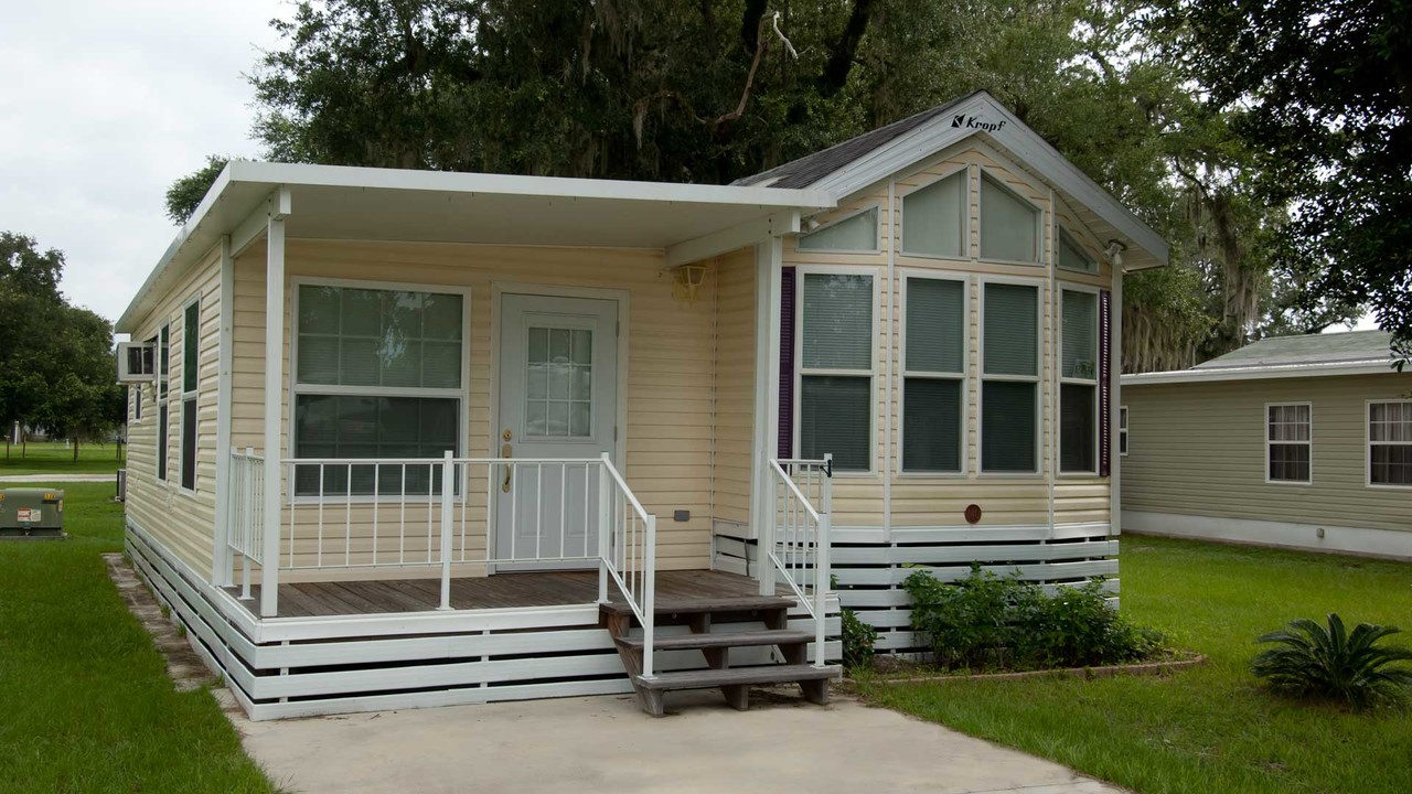 Red Oaks MH & RV Resort in Bushnell, FL - Building Photo